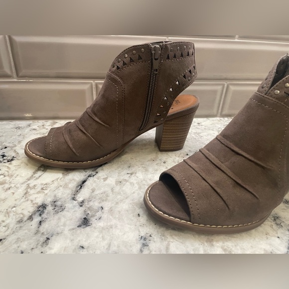 Sonoma Faux suede, zippered ankle boot with stylish cut-out design. Size 6 1/2 - Picture 6 of 11